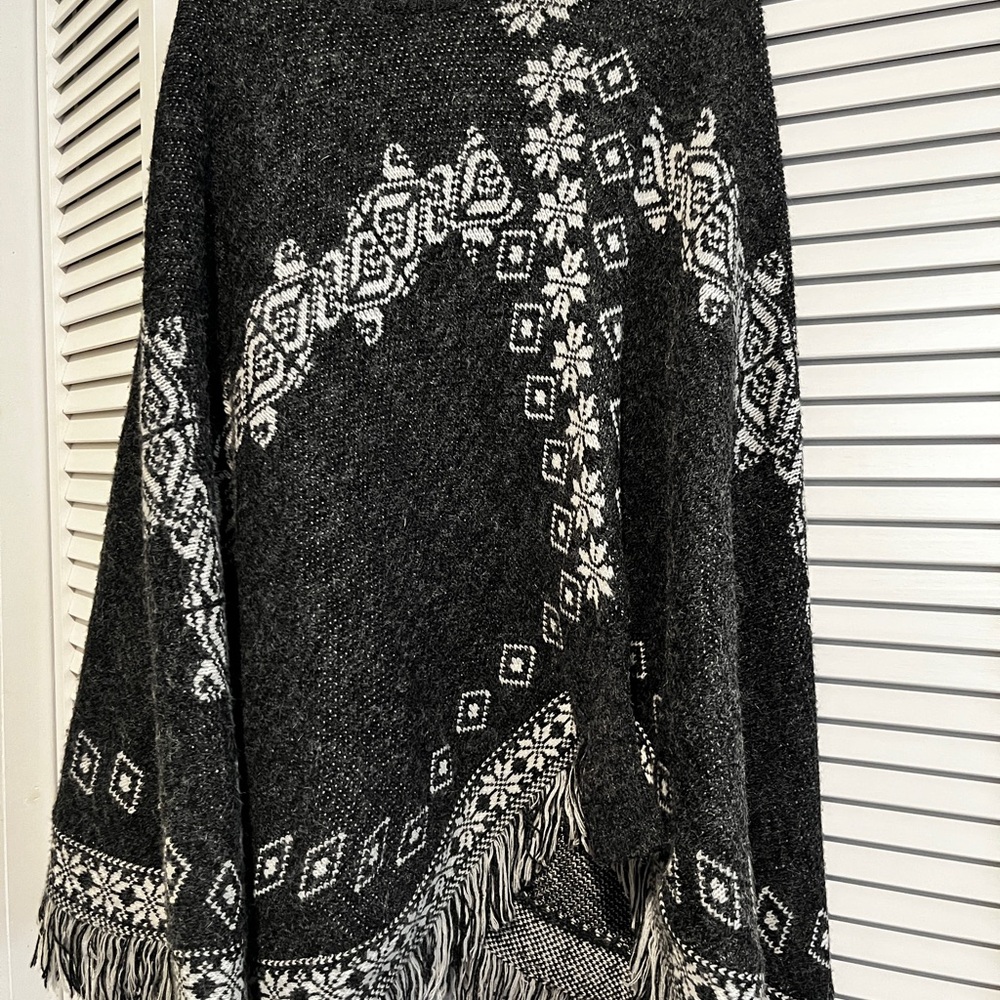 Women's Gray and White Patterned Sweater Poncho